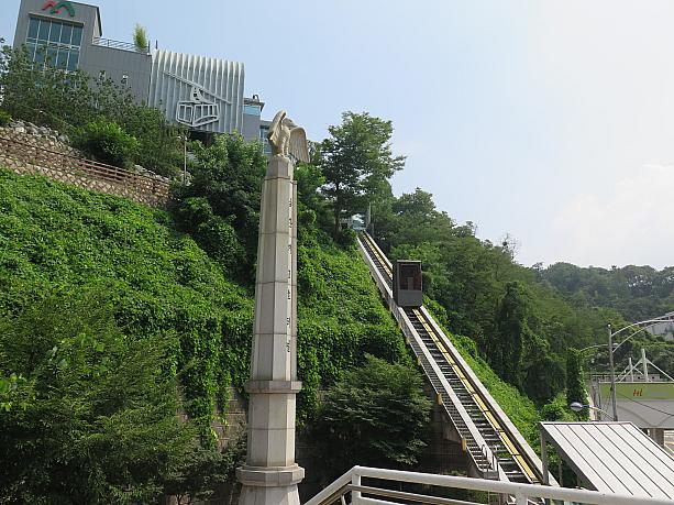 ケーブルカーの乗り場まで行くエレベーターもあります！乗ってみると楽しいかも？