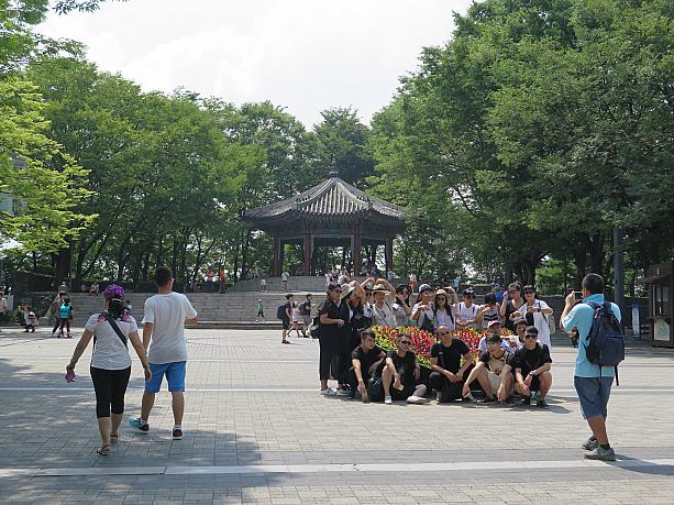 団体旅行？記念撮影中。