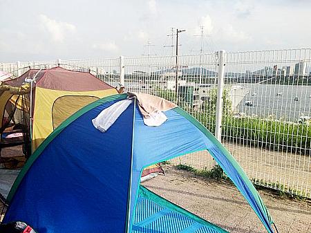 あまりに混んでいるのでテントを張ったのはもう漢江ぎりぎりの場所！でも返って見晴らしがいいかも？！