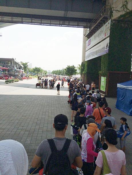 トゥクソム遊園地にある漢江プールにやってきました。ここは入場料が安くて庶民の味方のプールで大人気なんです！９時開園なので、朝イチの９時ぴったりに行って席を取っちゃおう～！といきごんで行ったところ、この行列・・・結局２時間半並びました。前の方まで行ってわかったことですが、入場制限をしていたようで、少しずつ少しずつ入場させていました。みんな何時から並んだんだろう～