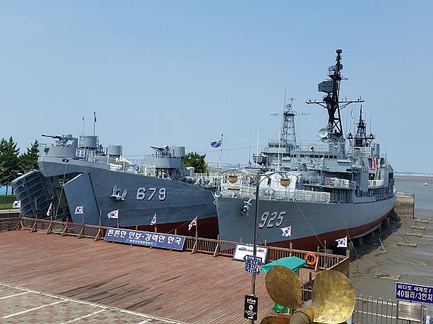 軍艦も２隻展示。