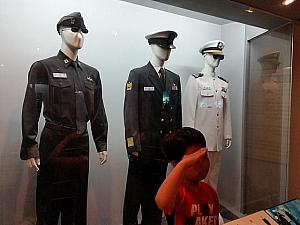 海軍や海兵隊などの軍服も飾られています。その前で敬礼する子供も。