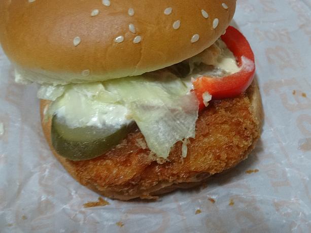 ワイルドシュリンプバーガー、中はこんな感じ。セウバーガーにないピクルスとパプリカが。エビはセウバーガーと同じコロッケ状。