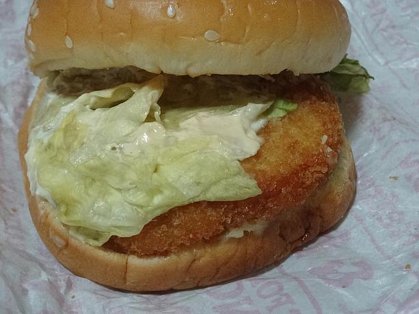 セウバーガー、中はこんな感じ。レタスとコロッケ状のエビ。