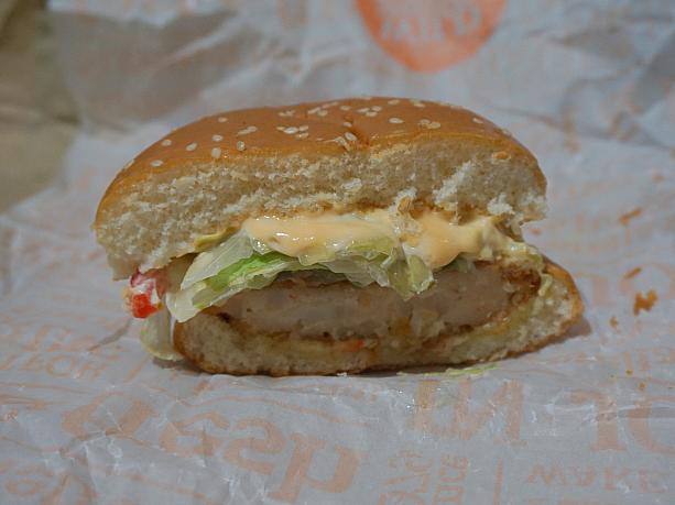 次にワイルドシュリンプバーガーを実食。こちらもエビの姿ほぼなし。セウバーガーよりも若干プチプチ？