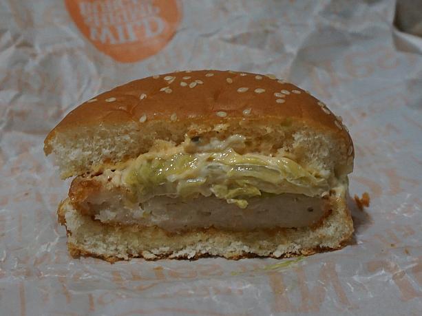 まずはセウバーガーを実食。え、エビ入っている？エビ以外ではないけれど・・・