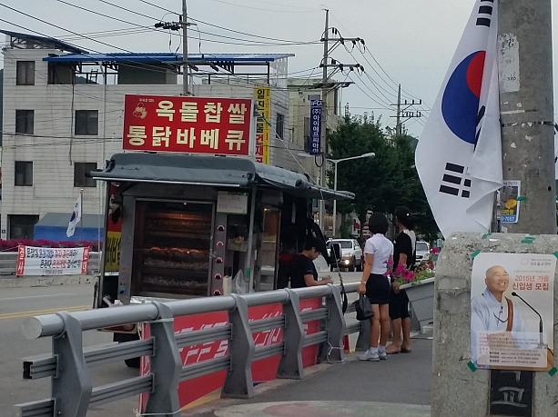 暑い日の夜にはやっぱりビールとチキンの「チメク」が一番。韓国ではチキンはお店での販売だけじゃなくトラックでも販売されています。