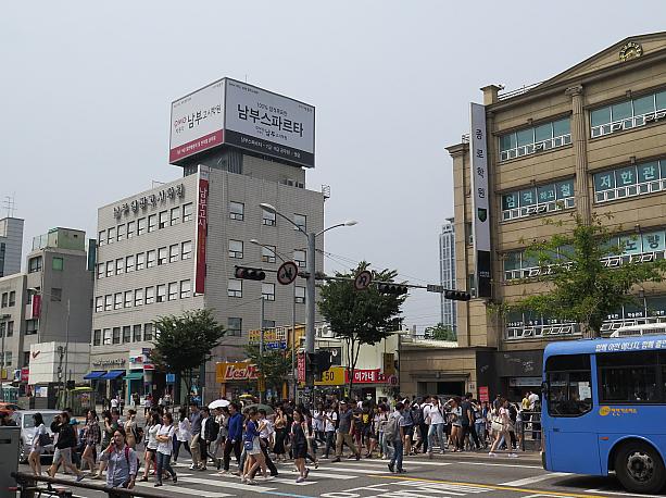 この町はハグォン（学院、日本で言う塾）が多い街。だから若い学生がいっぱい！