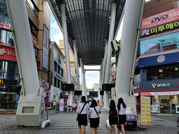 ちょっとテジョン駅の周りをぶらぶら。ソウルの明洞みたいに若者の多い繁華街が！