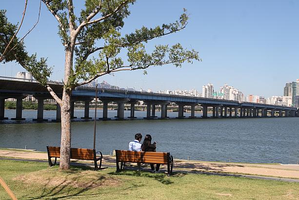 川を見ながらデートを楽しむカップルも！