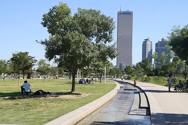秋晴れが続き、空も青くて気持ち良いソウル！そんな日は汝矣島の漢江公園にお出かけ！