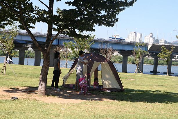 家族で川べりにテントを張ってアウトドア！