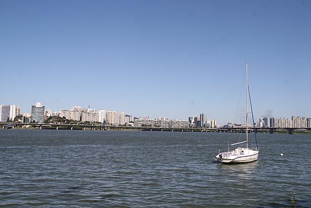 川の向こうに小さなソウルタワーが見える！秋晴れの漢江公園でのんびり過ごすのはいかがですか？