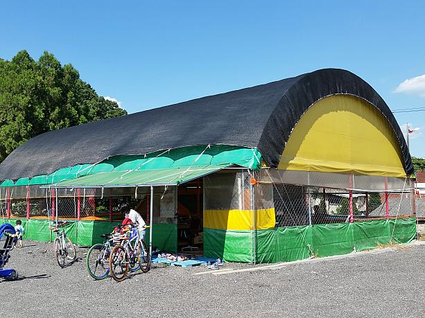 ソウル郊外に駐車場の空間を利用した大きなテント。