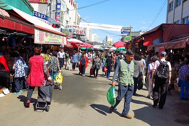 野菜、果物、肉、魚などなど、あらゆる食材を扱う京東市場！今日もたくさんの人で賑わっています。