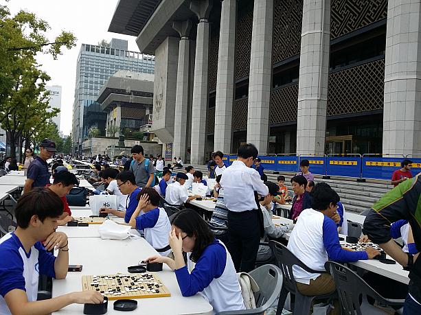 世宗文化会館の前では、プロ囲碁棋士と対戦できる特別なイベントも。