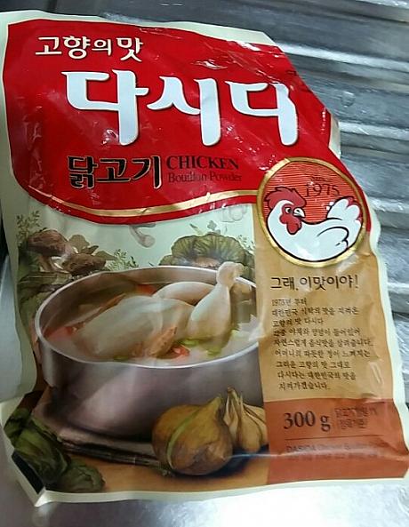 そして、新しく発売されたものの、なかなかお目にかかれない貴重なタッコギ（鶏）ダシダ！チキンコンソメがなくて困っている在韓の方は特に手に入れたい一品。新しい鶏のダシダを使って、おいしい鶏肉を使った韓国料理を作ってみてはいかがですか？