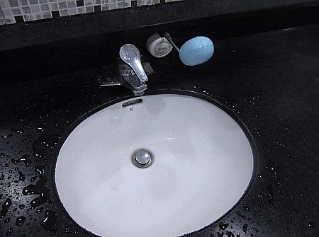 東大門歴史公園だったかな？地下鉄の駅トイレで見た洗面所。液体石鹸ではなく固形の石鹸が突き刺さっています・・・・なるほど、こんなものもアリってか