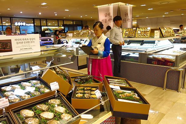 大きなアワビの詰め合わせや立派なクルビ（干したイシモチ）など高級なセットも。さすがデパート！売り場のおねえさんも韓服（伝統衣装、チマチョゴリ）です。