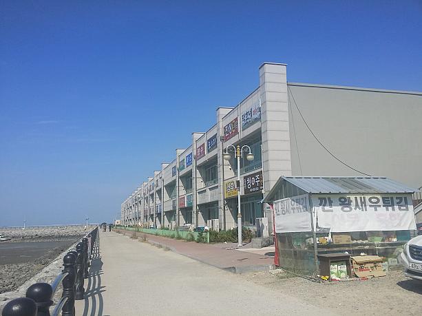 海を眺めながらシーフードを楽しめるお店が集まった２階建ての建物。