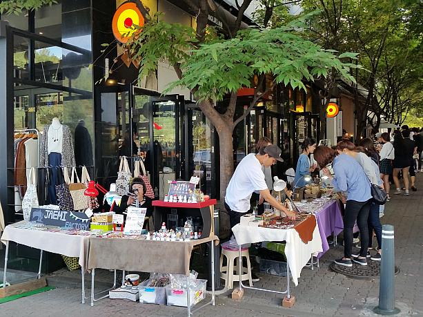 ここはブンダン線の竹田（チュクチョン）駅にある宝亭洞カフェ通り。入り口にはフリーマーケットでかわいい小物がいっぱい販売されてる！