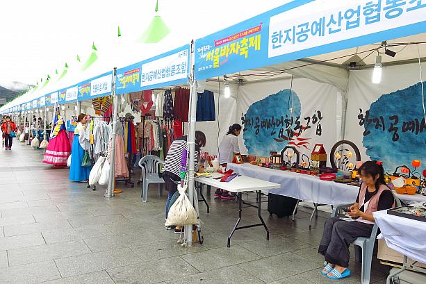 ここで開かれているのは「ソウルバザー祭り」。手作りの品や便利商品、ファッション小物などを売る小さなお店が並んでいます。