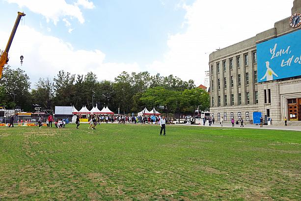 昨日の晩は雨が止み、「ハイソウル・フェスティバル」の開幕式が無事行われたソウル広場。今日から本格的にいろんな催しが開始！