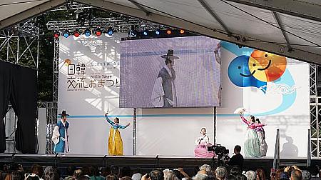 ソウル舞踊団。韓国では馴染みの踊りも、東京で見ると新鮮！伝統衣装の色もあざやか。