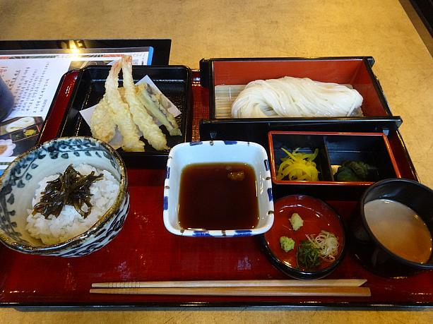 天ぷらセット＋稲庭うどん＠稲庭養助（12500ウォン）。天ぷらはさすが揚げたて、うどんは細めで美味。リトルご飯もついて意外と満足。