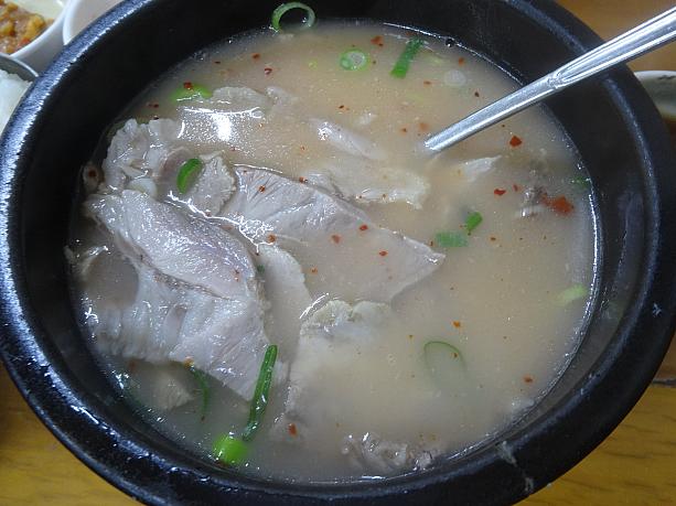 釜山の西面にあるテジクッパ通りの老舗のテジクッパ(6000ウォン）。スープは意外と淡白で、塩を入れて調節。本来はスープの中にご飯があるが、「タロ」といえば別にしてくれる。豚肉のおいしさはソウルのテジクッパの比ではない。思わず肉を残しかける。