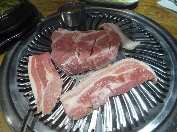 モクサル（豚肉）＠サムタドン（ヤクス）。モクサルはかなり分厚い。済州島式にカルチの内臓のチョッカルがのっている。店の人のサービスも良い。