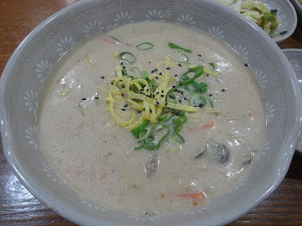 トゥルケカルグクス＠ボンピョンメミルマッグクス（7,000ウォン）。エゴマのスープがおいしい。