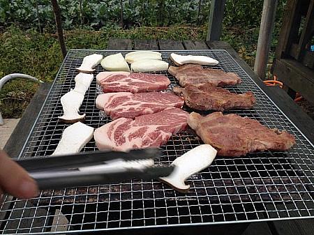 今夜のメイン料理！お祭り会場で調達していた松茸＆近所のお肉屋さんでゲットしたお肉。豚は網焼きにして牛はフライパンでソテーに♪