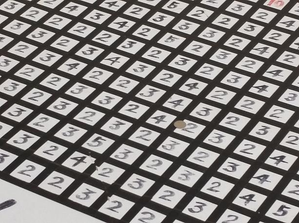 四角の枠内に入ったら数字の分だけ１００ウォンが戻ってきます。シートがあれば他に何もいらず、便利なゲーム！すごいアイディア！