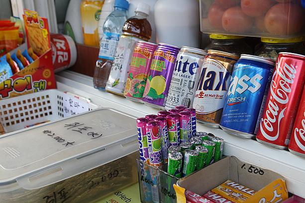 お菓子やジュース、ビールなどの飲み物が充実しています！