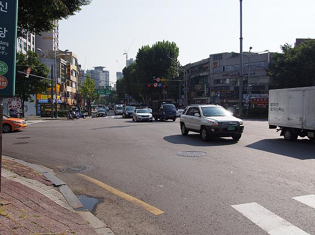 左にはソウル中央市場があり、先を進むと往十里駅方向。