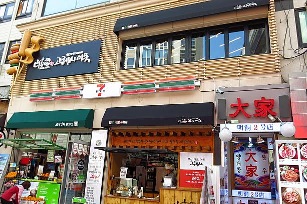 セブンイレブンと一緒にやってるみたい？２階にもお店があるようです。コレサというとプサンで人気のオムッ（練り物）専門店。早くもソウル明洞に上陸！？