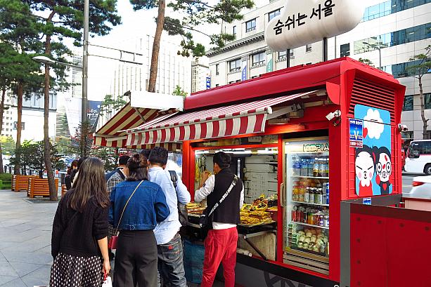 いろんなお店がある中で、人気なのはやっぱり軽食を売る屋台！