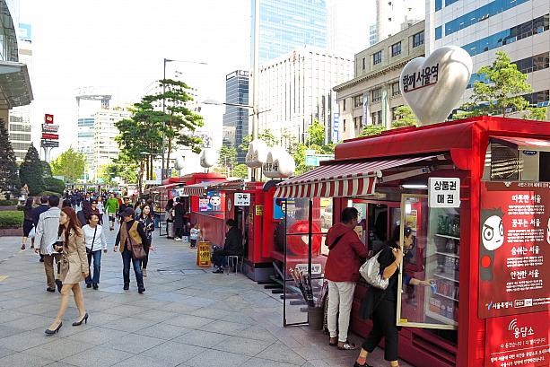 明洞（ミョンドン）のロッテ百貨店本店前の通り。いつのまにか露店がこんなかわいらしい箱みたいに。