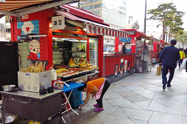 チヂミにキンパッ（海苔巻き）にトッポッキ（餅の甘辛煮）に・・・メニューの豊富な屋台。一番手前の長い棒は韓国のオデンですね。そういえばそろそろオデンが恋しい季節・・・