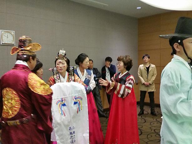 洋風ウェディングではなく韓国伝統挙式！本番が始まる前の二人は付添い人から説明を聞いてあたふた。