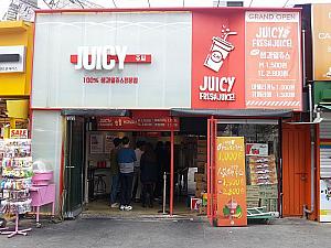 夏ぐらいから急増している生フルーツジュース専門店「JUICY」。新村にもおめみえ。