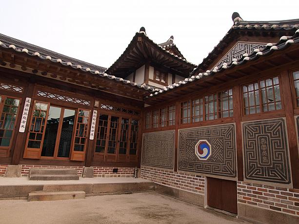 北村（プッチョン）の嘉会洞（カフェドン）にある白麟済（ペク・インジェ）家屋は韓国伝統様式に日本と西洋の様式がミックスされた近代韓屋で、1906年から7年の月日をかけて建てられました。白麟済は外科のお医者さんで、韓国で有名な白病院の設立者として知られています。10月末の一般公開を控えてのプレ公開に行ってきました。