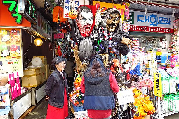 売り場のおばちゃんもハロウィン！