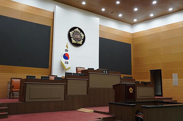 夜間開放でソウル市議会の建物に入りました。議会場も特別開放。市長席に座ってみたりして楽しかったですよ