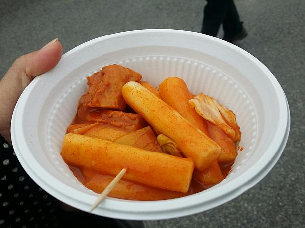 本場の淳昌コチュジャンを使ったトッポッキの試食。まろやかな甘味と辛さのバランスが絶妙です。
