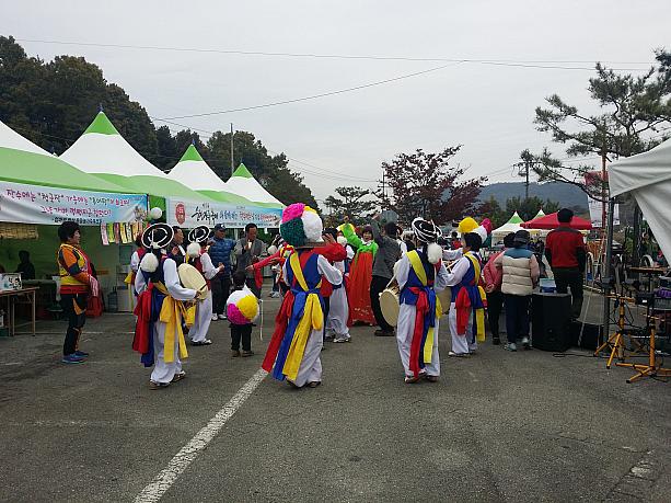 お祭りは淳昌の中心地からタクシーで５分ほどのところにある“コチュジャン民俗村”という醤類を専門に作る家が集まるところ。コチュジャンはもちろんテンジャン（味噌）、チョングッチャン（納豆のような豆の発酵食品）、漬物類の販売はもちろん、たくさんの出店があり、韓国伝統公演やパフォーマンスが行われました。