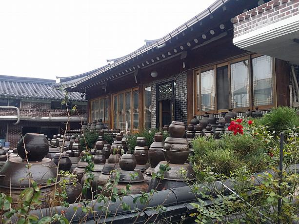 民俗村には立派な韓屋（韓国の伝統建築様式で建てられたおうち）が並び、軒先にはハンアリ（かめ）がたくさんありました。