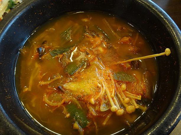 ユッケジャン＠ウォンハルモニポッサム（7000ウォン）　ウォンハルモニのランチメニュー。辛そうだけど、意外と辛くない。ちょうど良いぐらいの肉スープ。