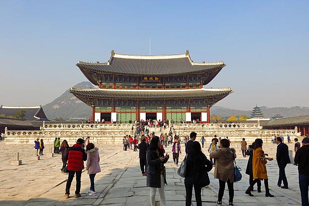 ソウルの紅葉スポットの一つといえば古宮。こちらはソウルに残る五大王宮の代表、景福宮！